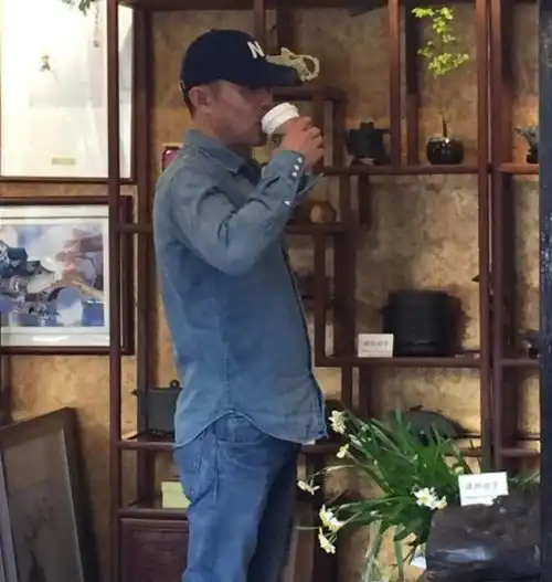 51岁侯勇与小20岁娇妻出游照曝光,网友终于明白为何三婚娶