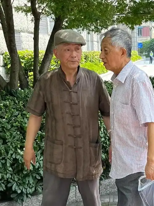 男人到了六七十岁,建议别穿这4种老头装,显老土气还很油腻