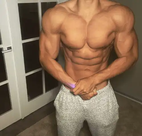 21岁大男孩撸铁上瘾,胸肌霸气腹肌如雕刻,小麦色肌肤健康迷人