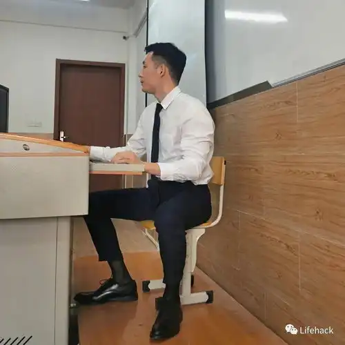 厦大男老师正装上课照出圈,学生每天都抢不上位置