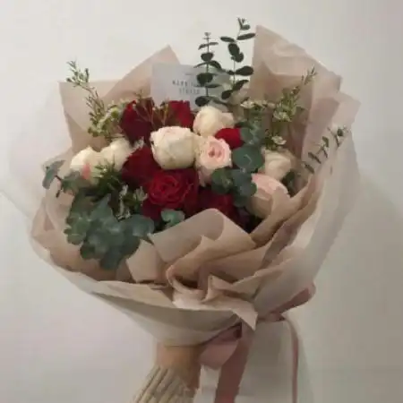 手拿花束头像,唯美好看手拿花束头像女不露脸的