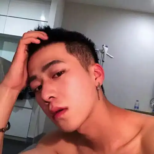 鑫先森翻唱我好想你我的心脏要有多坚强才能忍受你一伤再伤