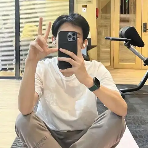 露腹肌打擦边这届内娱年下男明星都这么野的吗