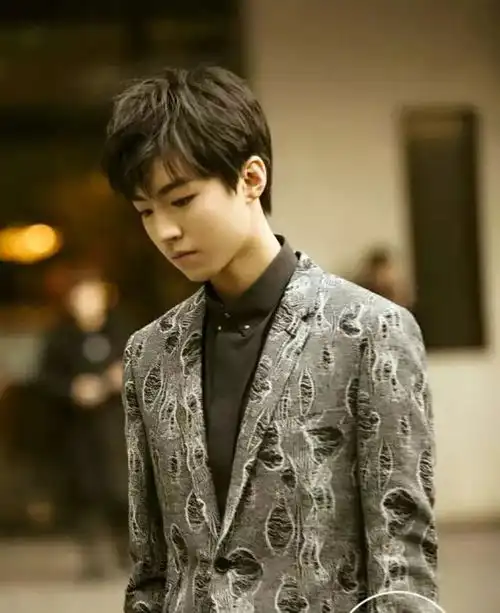 tfboys西装造型,易烊千玺深沉迷人,王源文雅,王俊凯则成熟又霸气