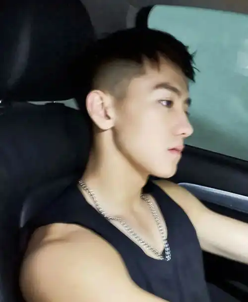 少年感十足的白背心肌肉帅哥,有陈冠希的感觉哦