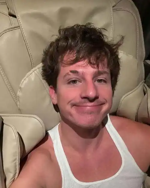 charlieputh换头像了,好可爱的男人