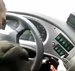 重庆大巴又现乘客抢方向盘这些人怎么就不知道吃一堑长一智呢