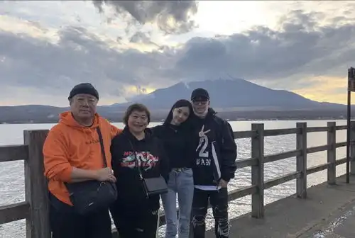潘玮柏与小14岁空姐女友官宣结婚,港台男星真那么喜欢小女生