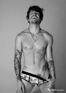 又到了露纹身的季节,想追男神or女神有纹身你得会露才能撩