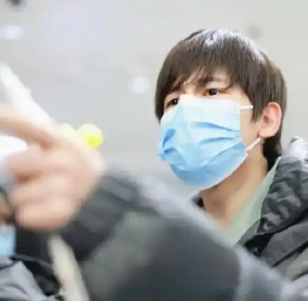 明星在机场的表现张子枫迪丽热巴调皮,胡先煦男友力爆棚