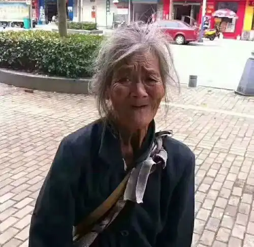 黄山街头一对母子相拥痛哭背后原因让人泪目......视频