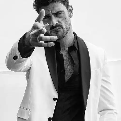 意大利男星迈克尔莫罗内,极具霸道总裁气场,穿白衬衫真撩人