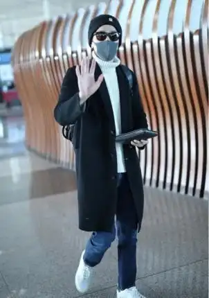 赵又廷现身机场,高领白色毛衣搭黑色外套显成熟,戴墨镜酷帅十足