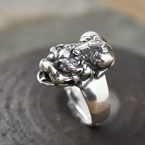 闪耀纯银貔貅戒指寓意招财与辟邪的时尚佩戴之选