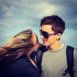 一个男人暗恋你,一定会有这4点异常表现,想藏都藏不住