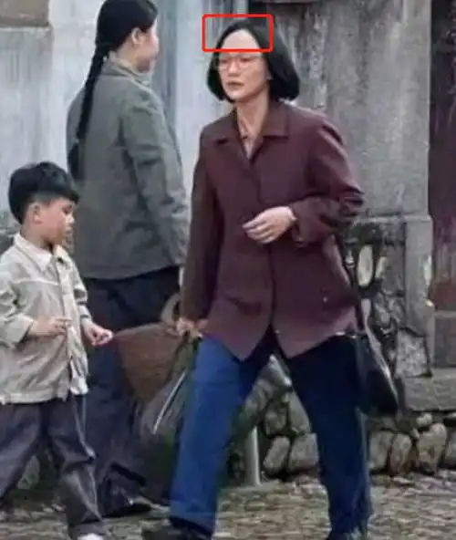 46岁周迅剧照曝光,近照秃头像老太,为何网友纷纷为她点赞