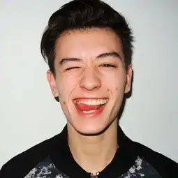 求这个男模的名字还有他的其他照片吗