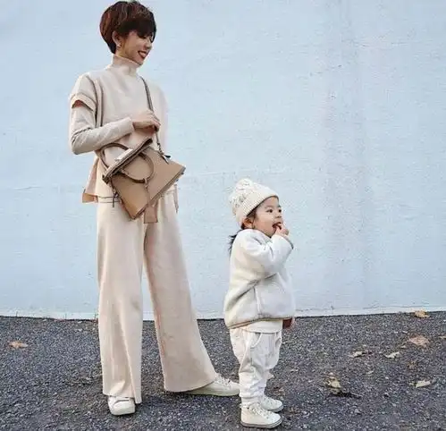 6岁超美女娃被质疑整容,父母合照曝光后,网友基因的力量