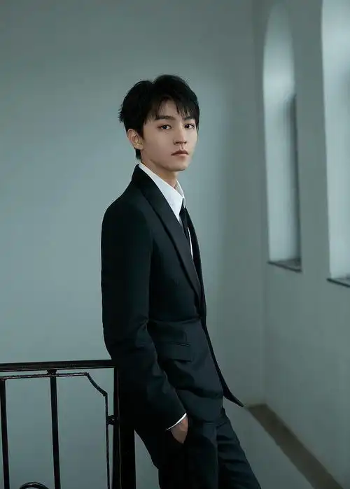 王俊凯亮相平遥影展任青年评审简洁西装尽显利落雅致