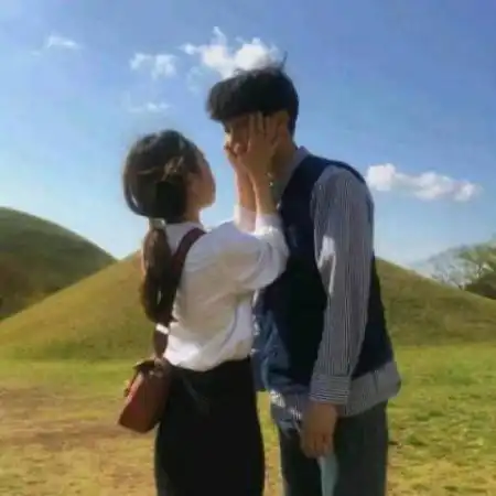 甜蜜情侣头像接吻拥抱,爱情总会给你惊喜的