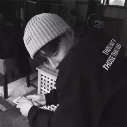 黑白伤感头像男生帅气,男人有时其实挺害羞的