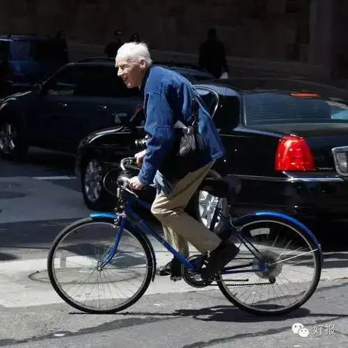 哈佛退学,骑着自行车街头偷拍姑娘50年,这个老头却成为世界上最重要的人