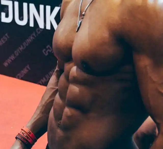 撸铁4年,这个夜店小哥变身肌肉男征服了无数人