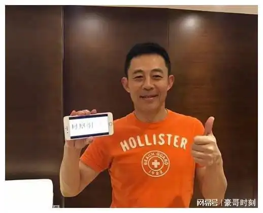 52岁侯勇近照,三段婚姻,第一任妻子最美也最惨,今迎娶20岁娇妻