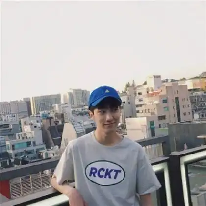 是帽子才显得比较个性有范,男生头像戴帽子侧面图片