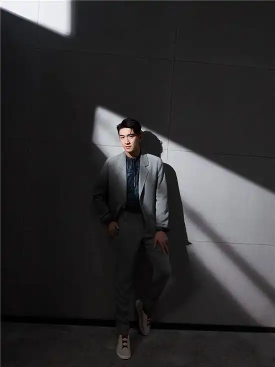 林更新光影绅士大片释出身材比例佳尽显时尚帅气