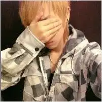 跪求高手帮我把iphoneqq图标ps到这个头像上