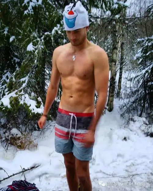 穿西装野营和冲浪,颜值身材全部在线,请问这样的丹麦数学老师可以来一打吗