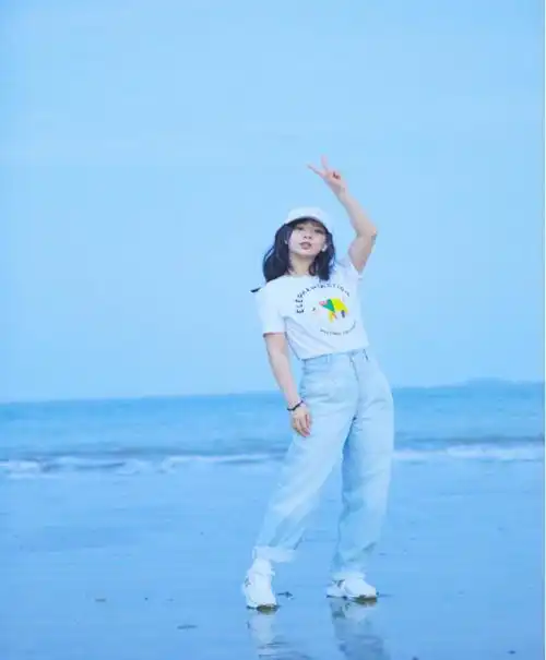 最经典的白t恤阔腿裤,把最简单的搭配穿出个性,杨紫就是厉害