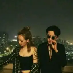 我有一对情侣头像能丢了一张,求另一张照片