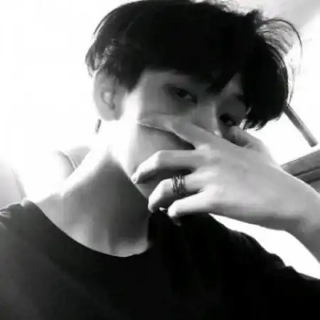 qq黑白头像男生,男人的笑何尝不是高傲