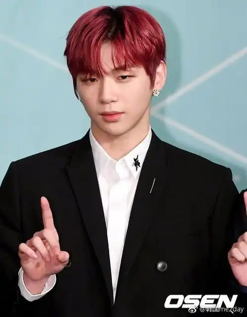 姜丹尼尔包揽连续35周idolchart榜单以及11月男模特评价一位