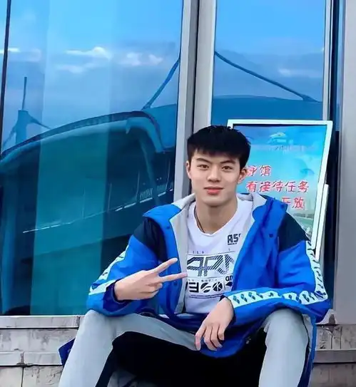 游泳运动员张翼祥微微一笑很倾城哦,阳光帅气自信大男孩