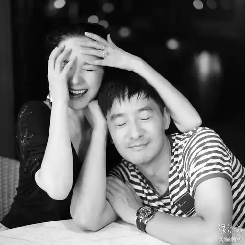 组图程莉莎晒夫妻合照撒糖郭晓东被老婆壁咚娇羞
