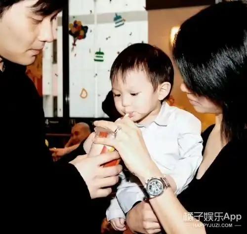 好久不见袁咏仪啦,儿子这么帅啦