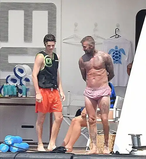 小贝光膀子秀6块腹肌绝了17岁囧三带小女友见家长,当面亲嘴