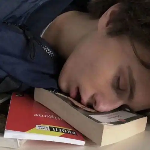 心动男头傍晚的一枚月亮