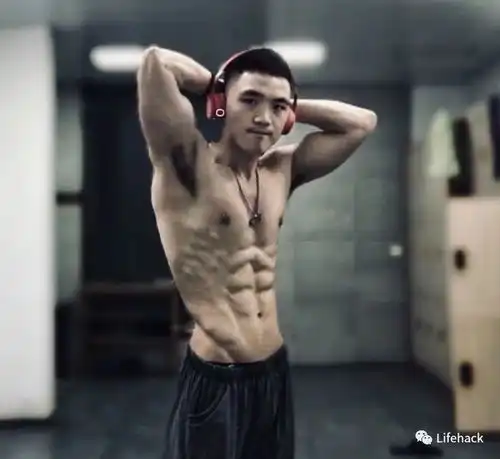 中国小伙大秀腹肌公狗腰,妹子们不淡定了