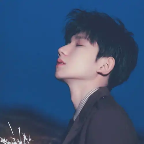 帅气的王源头像背景图