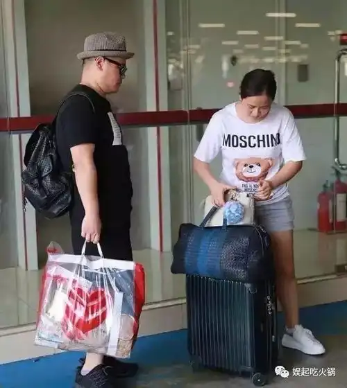 岳云鹏让老婆拿行李遭喷,她的霸气回怼让喷子闭嘴
