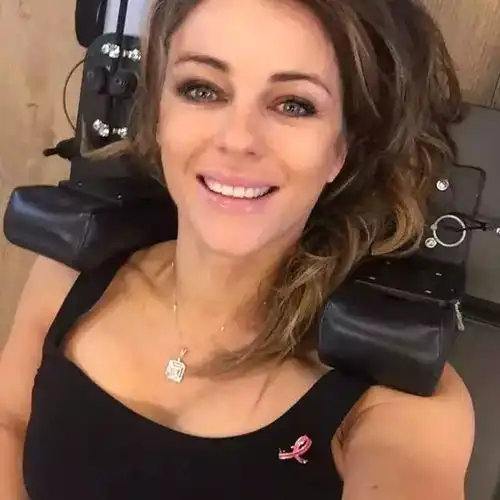 相恋8年男友出轨,分手后她热辣翻身,52岁活得比20岁还撩人