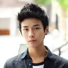 18岁男生烫什么发型帅气