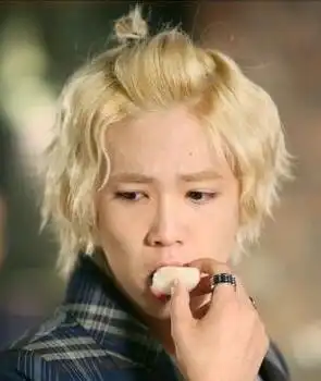 男人扎辫子发型帅气卖萌时尚