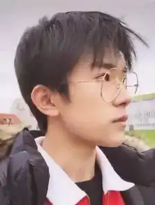 易烊千玺戴眼镜拍代言,侧颜杀简直太帅