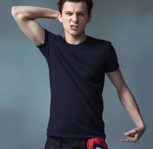 24岁荷兰弟近照壮一圈八块腹肌人鱼线变猛男,打高尔夫玩嗨了