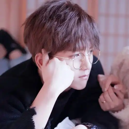 最新情侣头像人间不值得但你值得